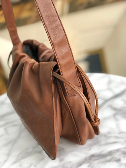 LOEWE Anagram Nappa 皮革翻蓋抽繩單肩包棕色復古舊 x54hb4