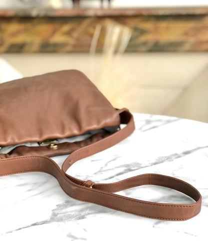 LOEWE Anagram Nappa 皮革翻蓋抽繩單肩包棕色復古舊 x54hb4