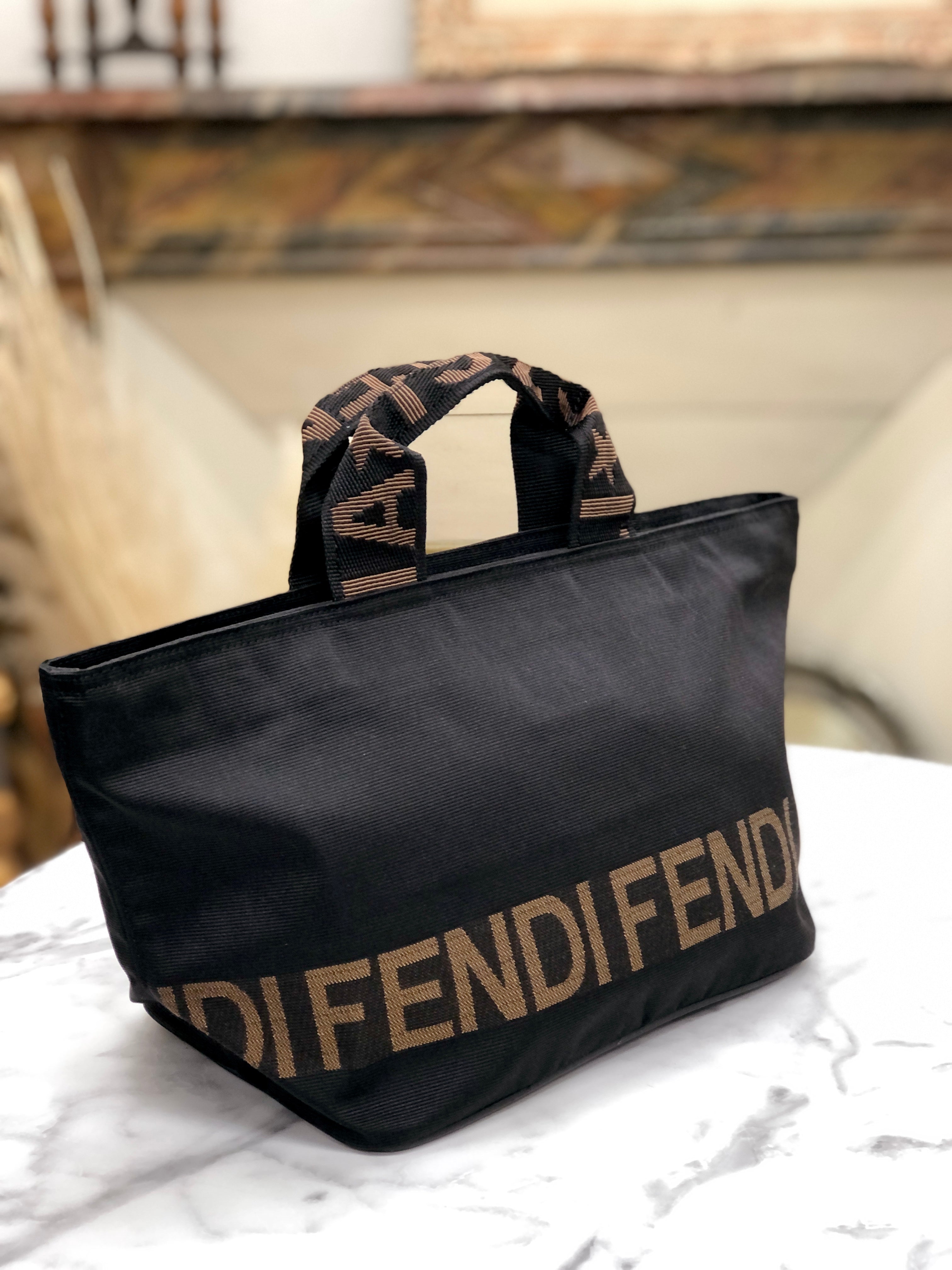 2022年最新版☆高級感溢れる FENDI vintage カラフルロゴプリント