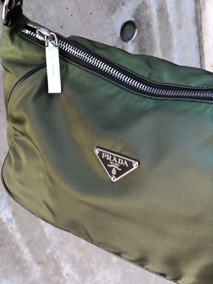 PRADA 三角形標誌尼龍單肩包 Hobobag 橄欖綠復古 2psmea
