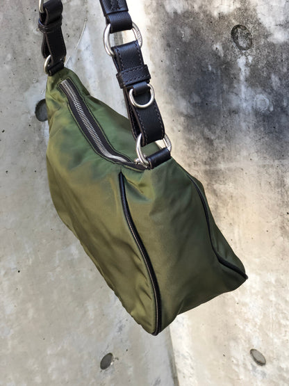 PRADA 三角形標誌尼龍單肩包 Hobobag 橄欖綠復古 2psmea