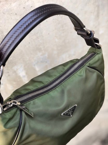 PRADA 三角形標誌尼龍單肩包 Hobobag 橄欖綠復古 2psmea