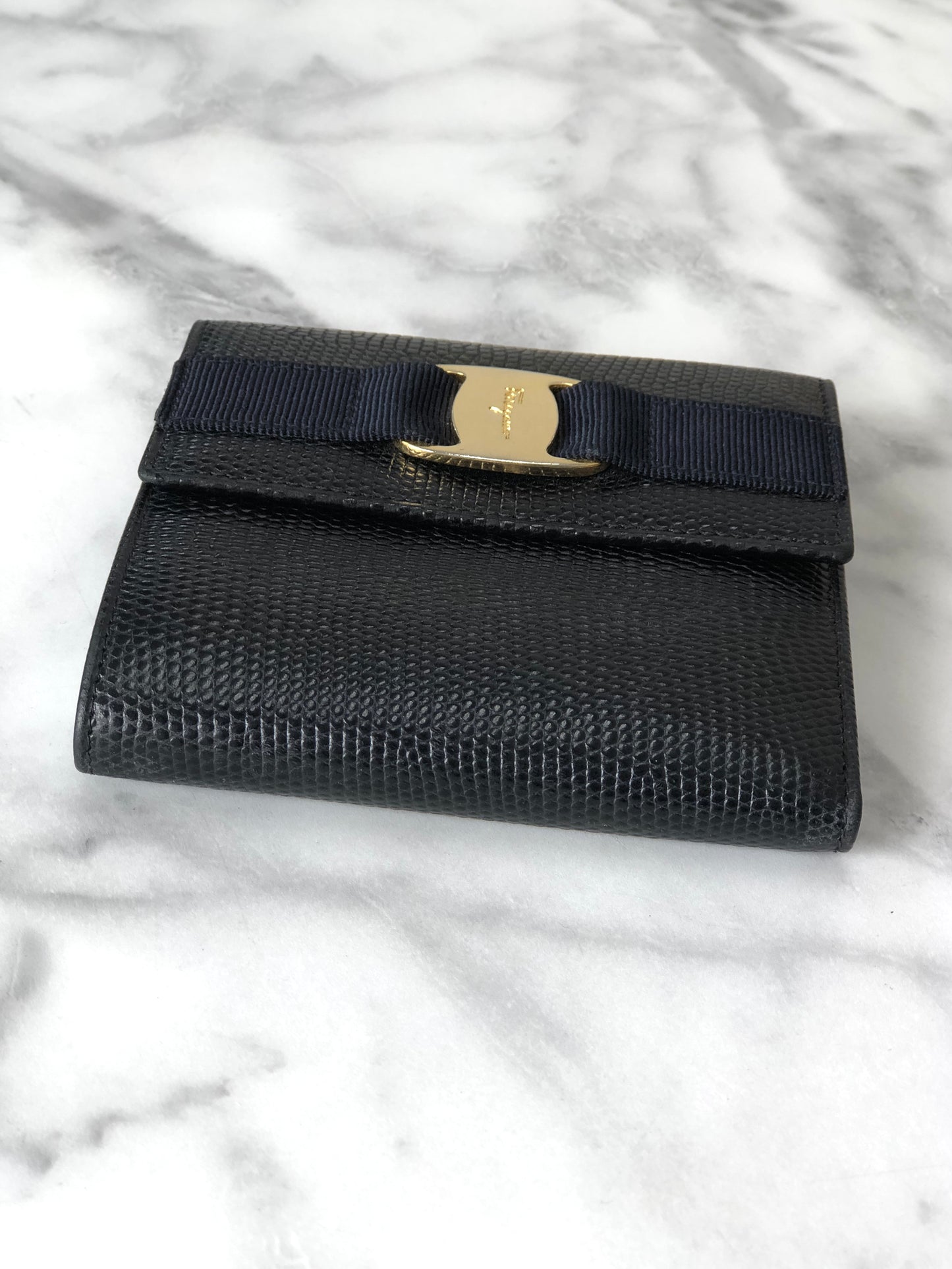 Salvatore Ferragamo Vala Ribbon  Leather Metal Clasp Folded Wallet Black Vintage 2hapn4