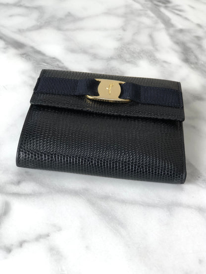 Salvatore Ferragamo Vala 絲帶皮革金屬扣折疊錢包黑色復古 2hapn4 