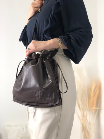 LOEWE Anagram 皮革抽繩單肩包棕色復古 ydkgd6 