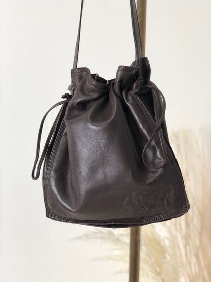 LOEWE Anagram 皮革抽繩單肩包棕色復古 ydkgd6 