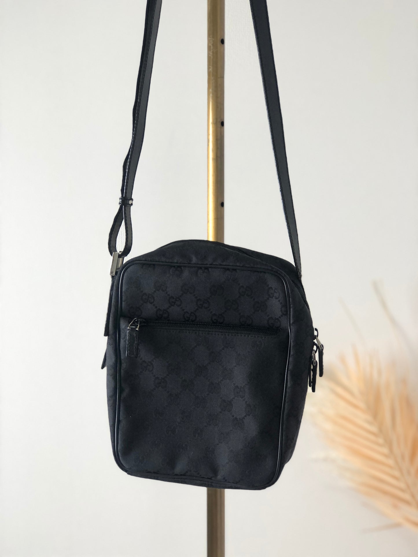 GUCCI GG Canvas Leather Shoulder bag Black Vintage xvihcv