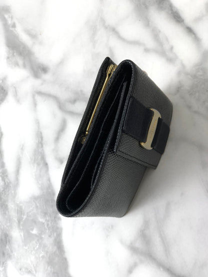 Salvatore Ferragamo Vala 絲帶皮革金屬扣折疊錢包黑色復古 2hapn4 
