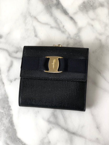 Salvatore Ferragamo Vala 絲帶皮革金屬扣折疊錢包黑色復古 2hapn4 