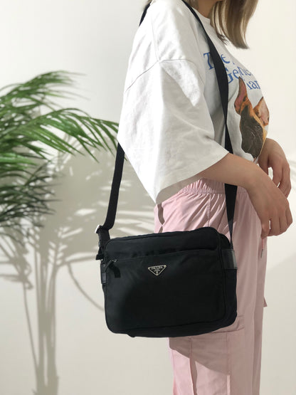 PRADA Triangle Logo Nylon Crossbody Shoulder bag Black Vintage is5rrn