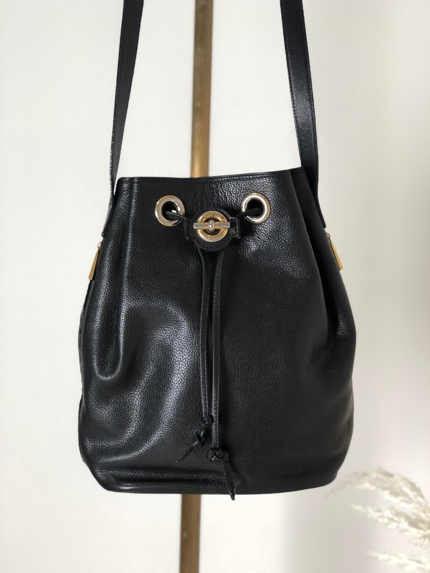 CELINE Toggle clasp Leather Drawstring Shoulder bag Black Vintage gzwn5b