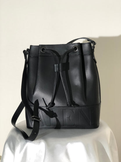VALENTINO GARAVANI Logo Leather Drawstring Shoulder bag Black Vintage vxthd4